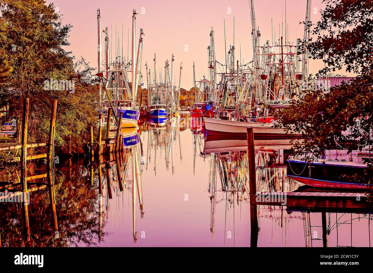 Le barche di gamberi sono allineate sotto il sole che tramonta, 25 settembre 2020, in Bayou la Batre, Alabama. Foto Stock