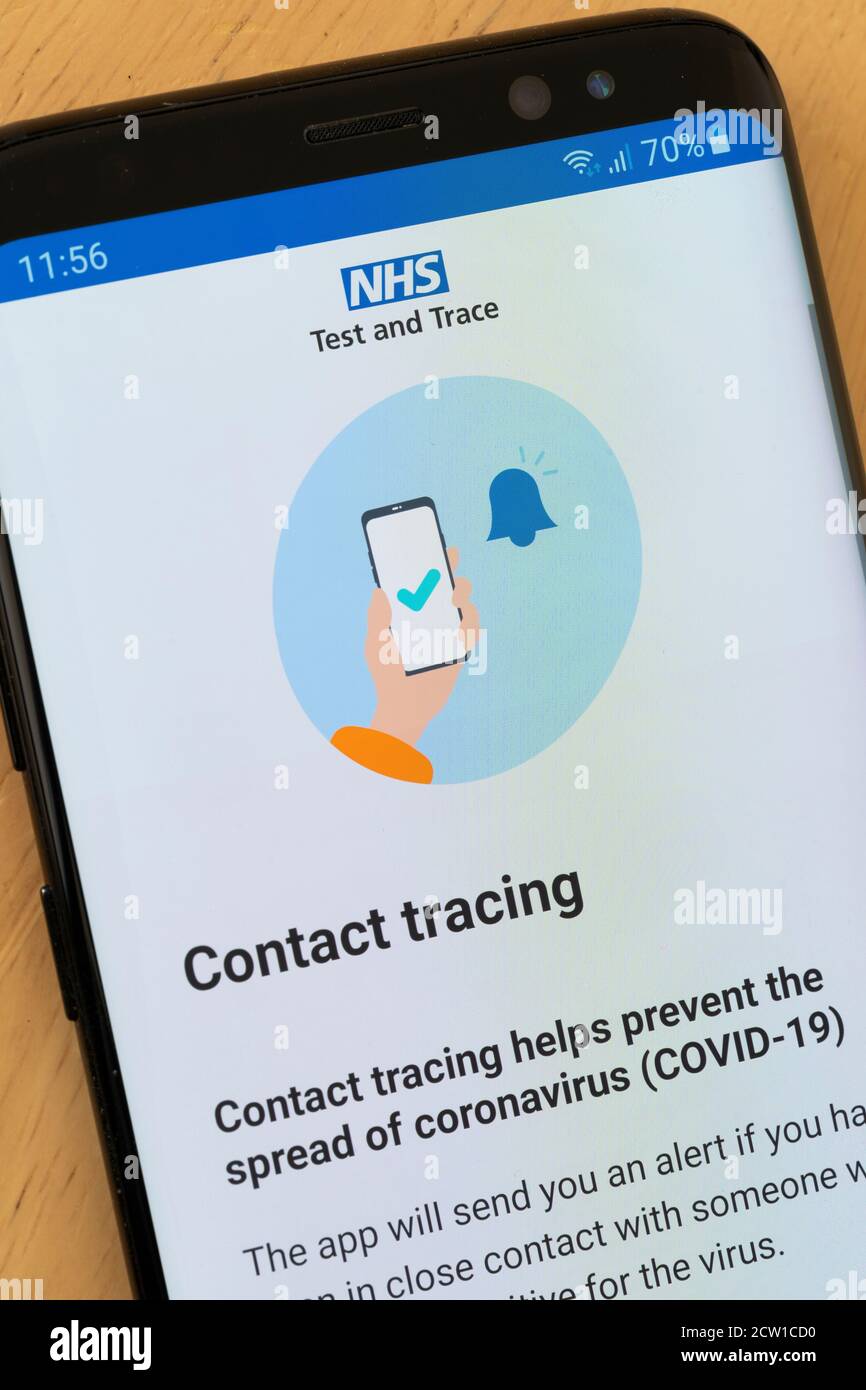 Uno schermo dello smartphone che visualizza l'app NHS Test and Trace Per il tracciamento del contatto e il test e il tracciamento in Inghilterra per La pandemia di Coronavirus Covid-19 Foto Stock