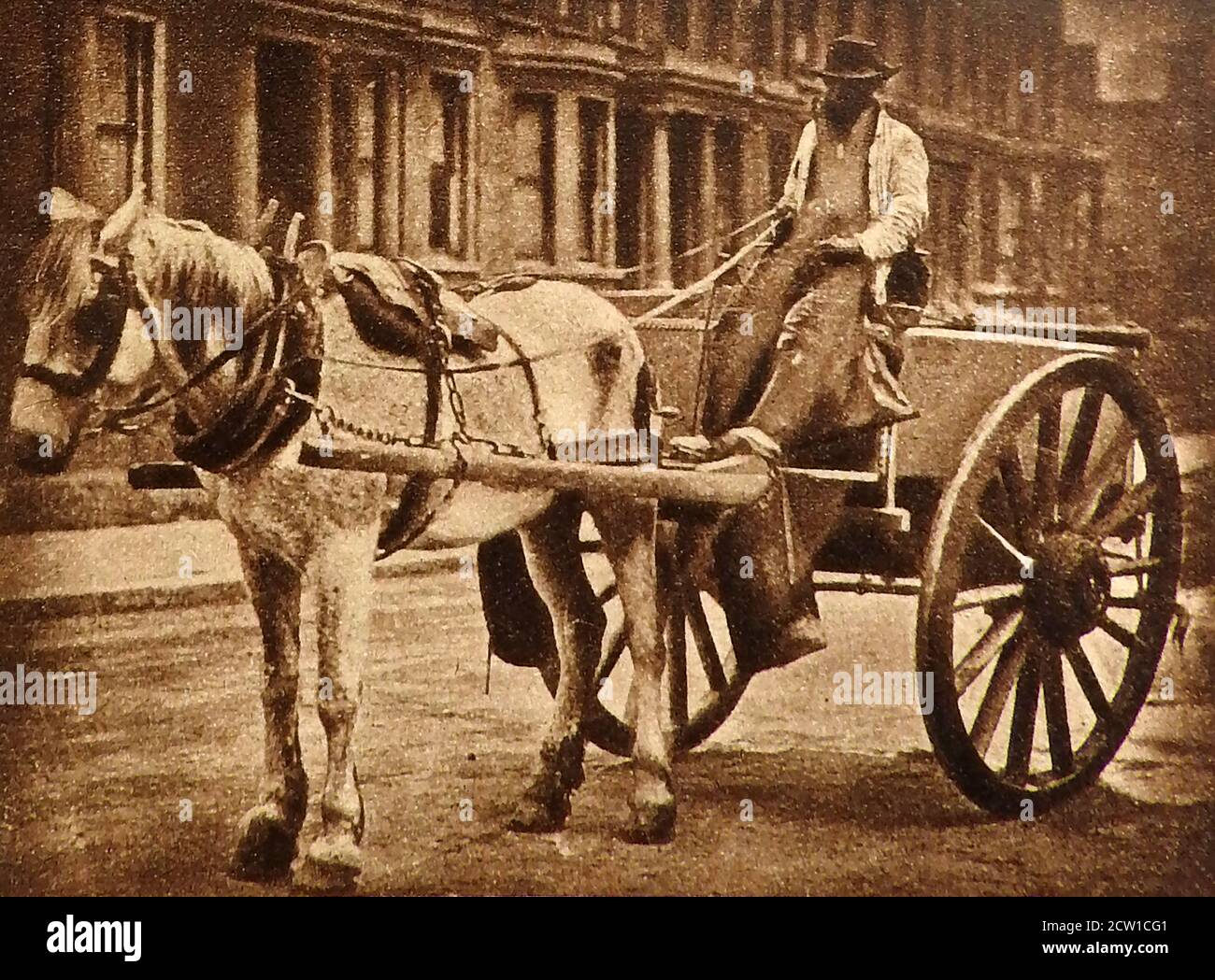 1900 - un carro d'acqua londinese utilizzato per ammortizzare le strade polverose. Essi sono stati impiegati dalle autorità locali e hanno ottenuto la loro fornitura di acqua da pompe o stagni. Foto Stock