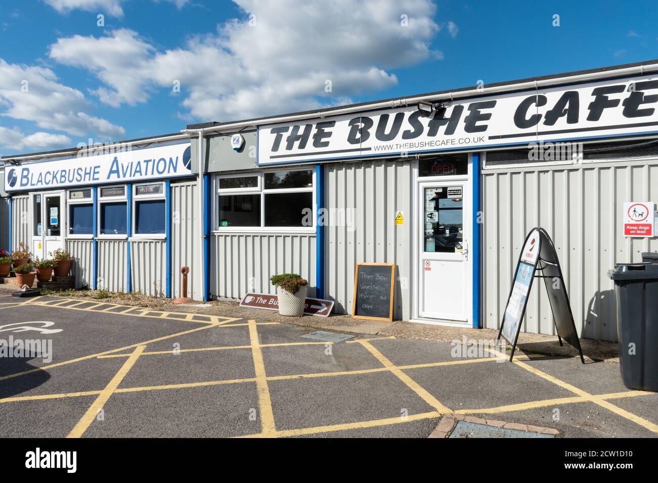 Al di fuori dell'Bushe caffetteria all aeroporto Blackbushe, Hampshire, Regno Unito Foto Stock