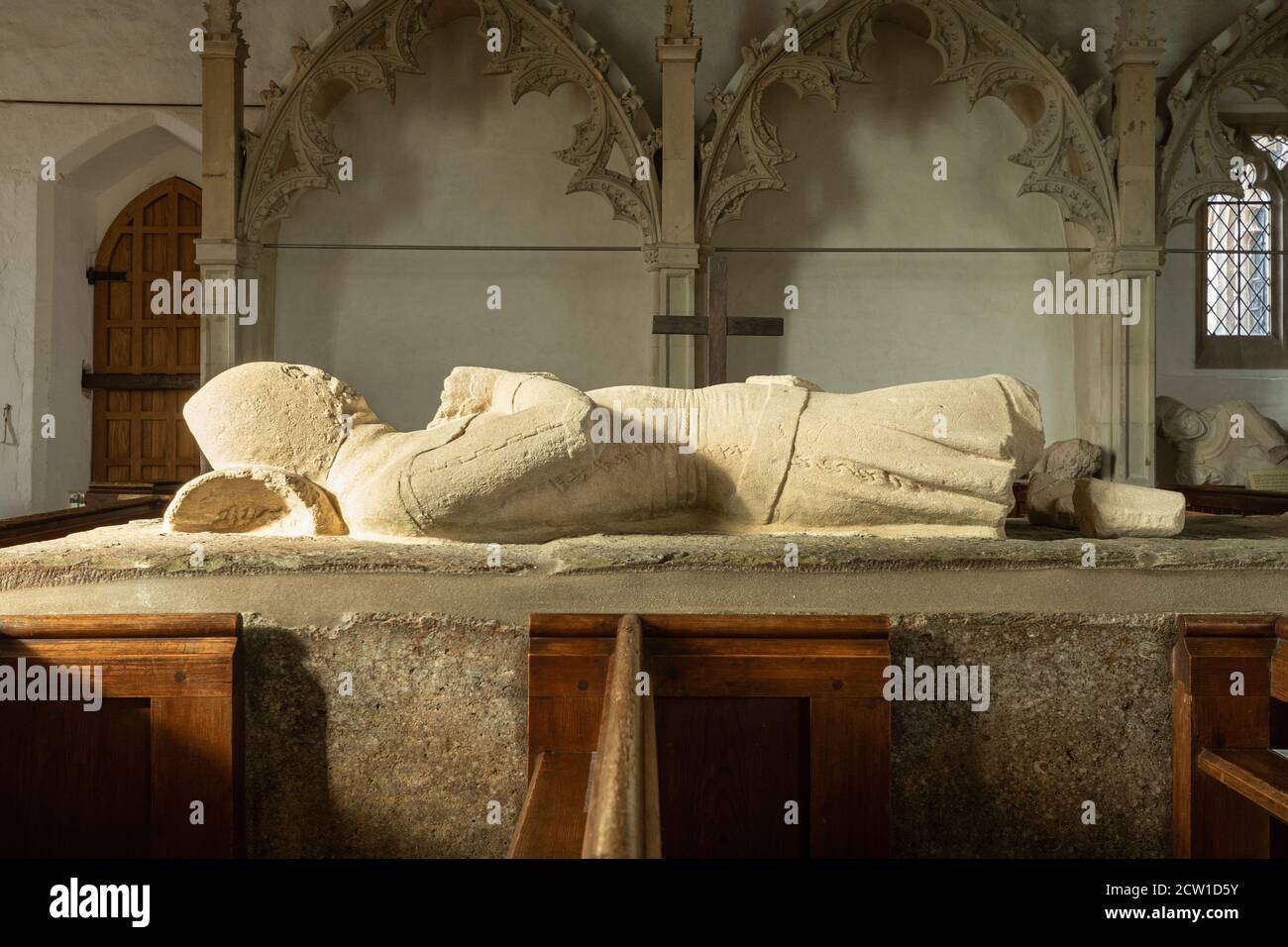 Effigi della famiglia De la Biche del XIV secolo conosciuti come i Giganti di Aldworth all'interno della chiesa di St Mary nel villaggio di Aldworth, Berkshire, Regno Unito Foto Stock