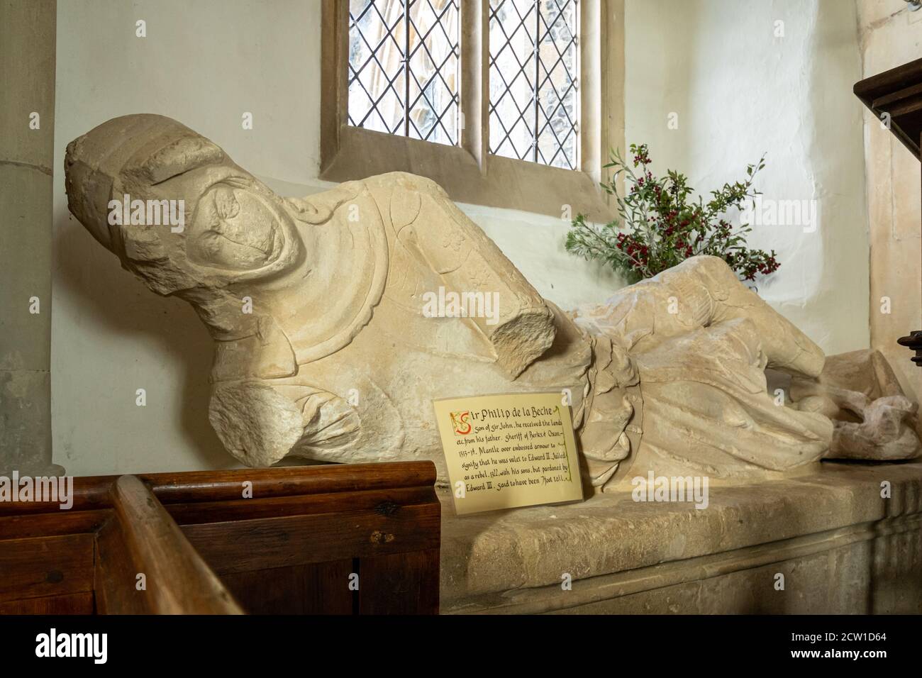 Effigi della famiglia De la Biche del XIV secolo conosciuti come i Giganti di Aldworth all'interno della chiesa di St Mary nel villaggio di Aldworth, Berkshire, Regno Unito Foto Stock