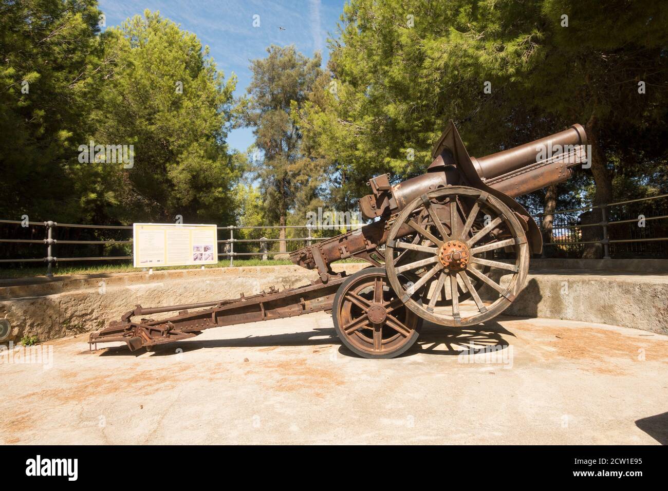 Difesa Vintage artiglieria, Schneider 155 CM 1917 pistola in La Bateria park, Torremolinos, Costa del Sol, Spagna. Foto Stock