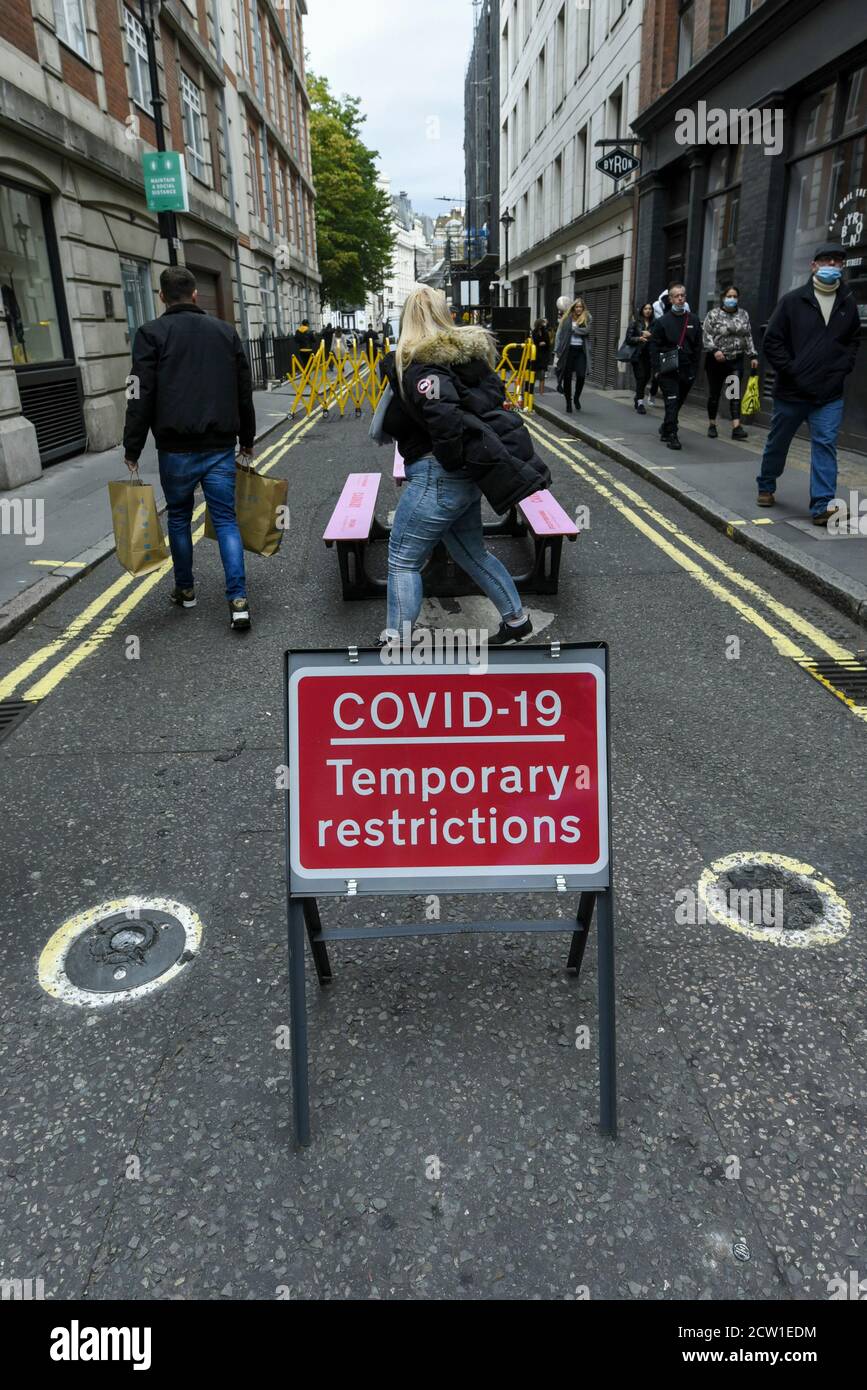 Londra, Regno Unito. 26 settembre 2020. Un cartello segnala ai passanti le restrizioni temporanee di Covid-19 nei pressi di Carnaby Street, nel West End della capitale. Poiché il numero di casi di coronavirus continua ad aumentare, con la nascita di una seconda ondata di pandemia, si riferisce che Londra potrebbe presto affrontare restrizioni di blocco più complete. Credit: Stephen Chung / Alamy Live News Foto Stock