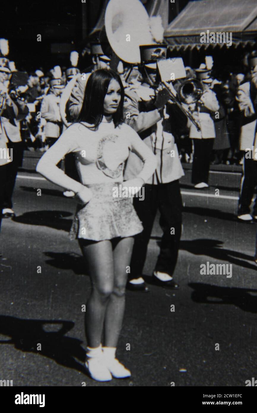 Bella fotografia in bianco e nero degli anni '70 di una bella donna che marciare nella sfilata andando giù state Street nel centro di Chicago. Foto Stock