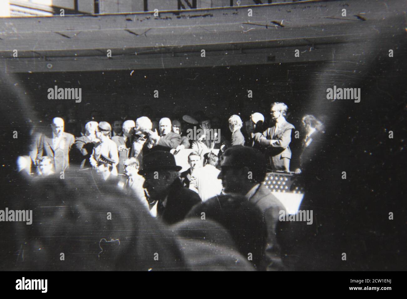 Bella fotografia in bianco e nero degli anni '70 di una sezione vip in una parata del centro di Chicago. Foto Stock