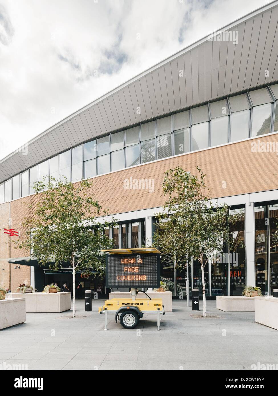 Vista esterna della stazione di London Bridge con un messaggio di trasporto per Londra che chiede alle persone di indossare un coprifuche. Londra, settembre 2020 Foto Stock