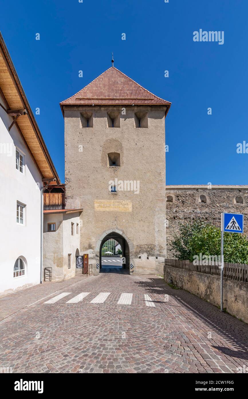 L'antica porta di Torre di Sluderno nella città fortificata di Glurns, Alto Adige, Italia Foto Stock