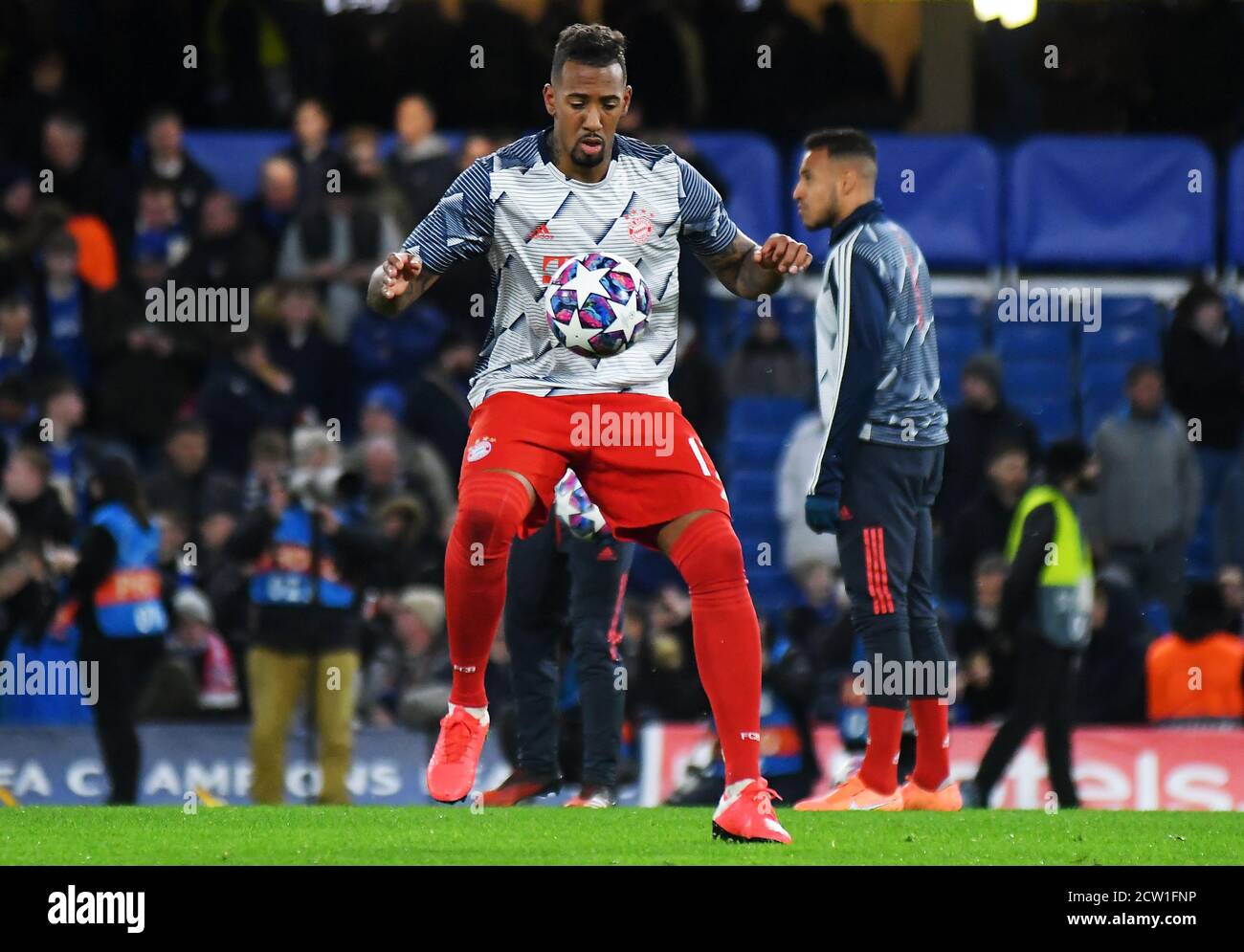 LONDRA, INGHILTERRA - 26 FEBBRAIO 2020: Jerome Boateng di Bayern è stato ritratto durante il 2019/20 UEFA Champions League Round del 16 tra il Chelsea FC e Bayern Monaco a Stamford Bridge. Foto Stock