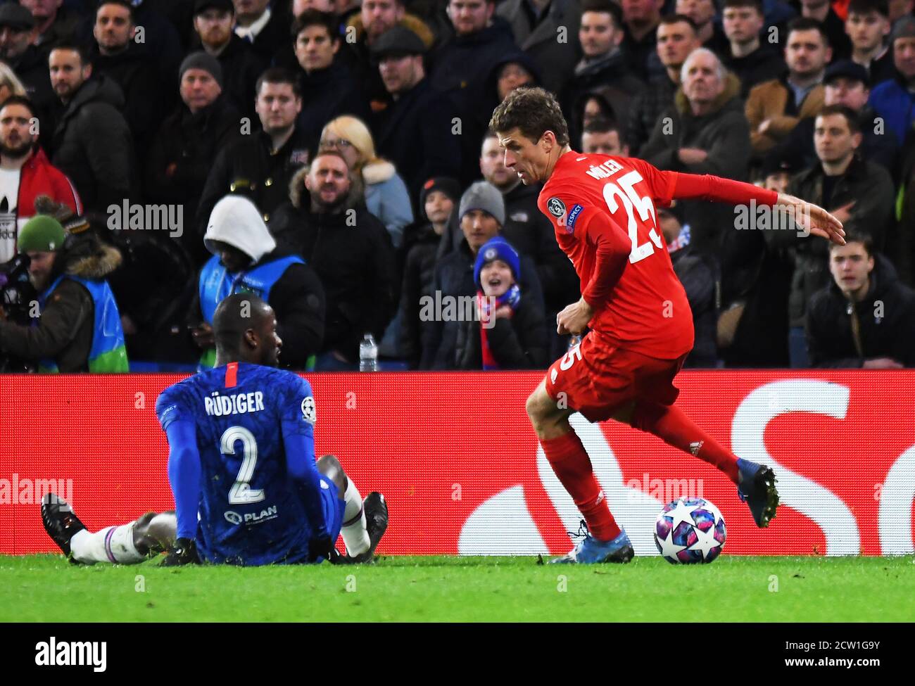 LONDRA, INGHILTERRA - 26 FEBBRAIO 2020: Antonio Rudiger di Chelsea e Thomas Muller di Bayern hanno ritratto durante la 16 partita della UEFA Champions League Round del 2019/20 tra il Chelsea FC e il Bayern Monaco di Baviera a Stamford Bridge. Foto Stock