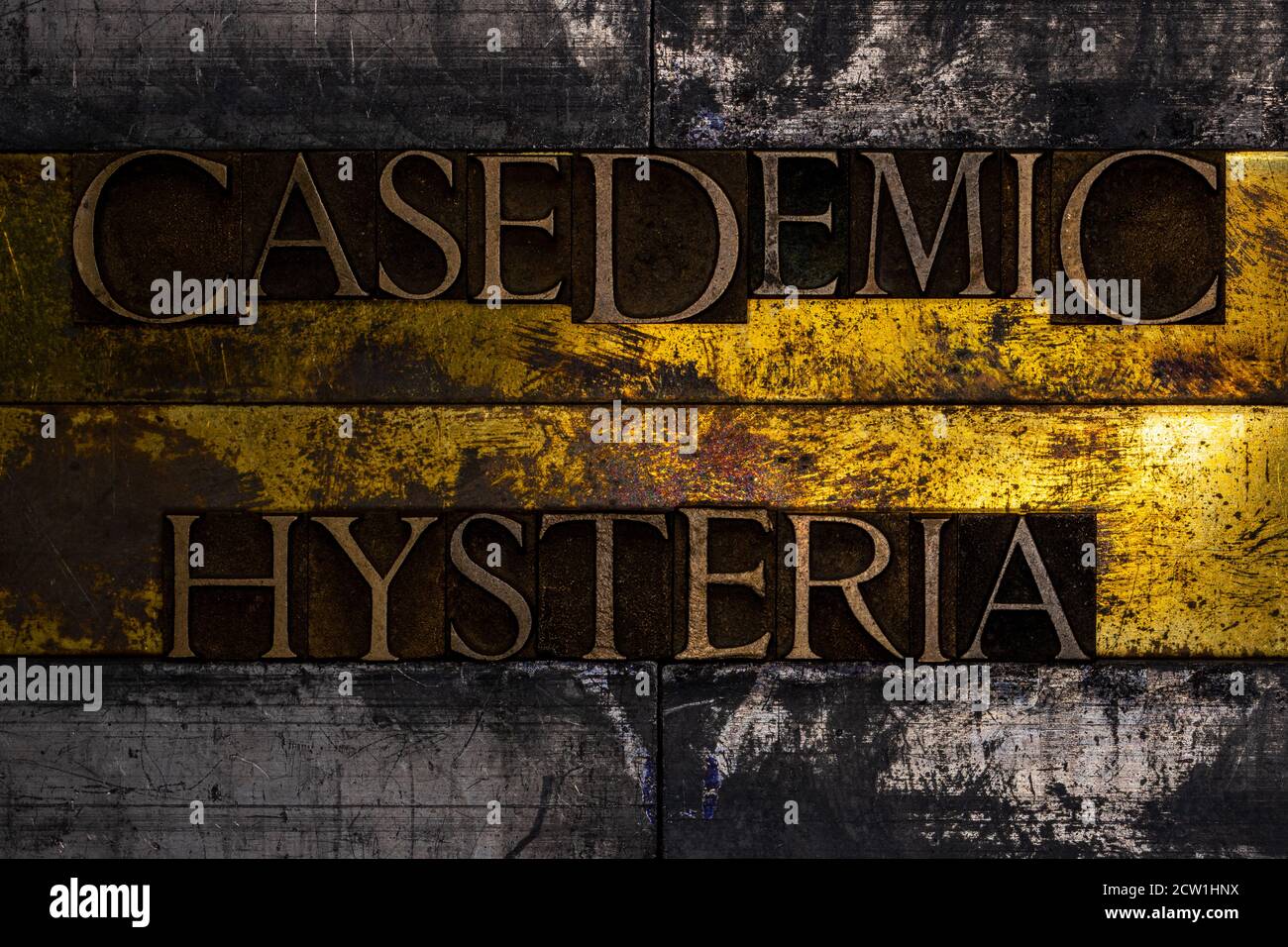 Messaggio di testo Casedemic Hysteria su rame grunge testurizzato e vintage sfondo oro Foto Stock