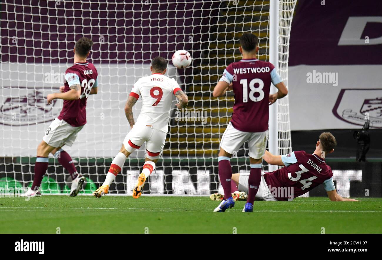 Danny Ings di Southampton (al centro) segna il suo primo gol della partita durante la partita della Premier League a Turf Moor, Burnley. Foto Stock