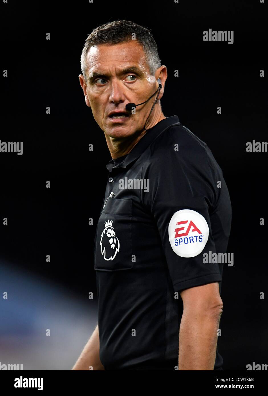 Arbitro Andre Marriner durante la partita della Premier League a Turf Moor, Burnley. Foto Stock