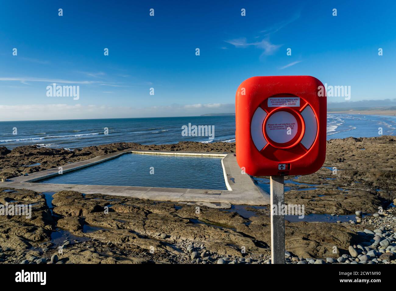Piscina di acqua di mare sul lungomare di Westward ho con vita anello Foto Stock