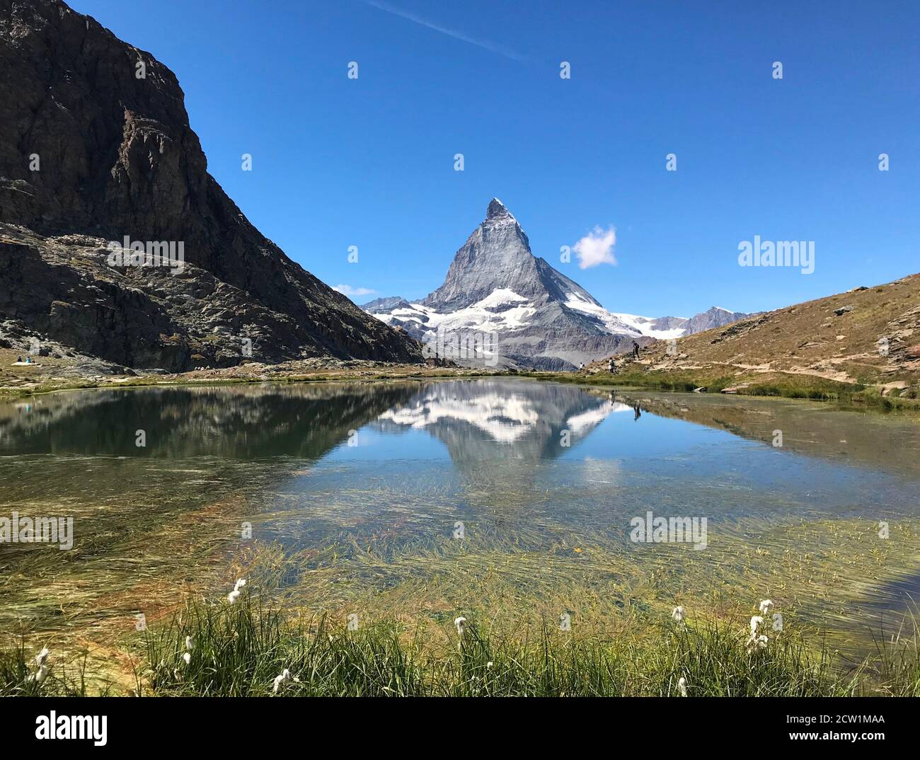 La splendida vetta del Cervino vicino a Zermatt, la Svizzera che si specchiano nelle acque del Riffelsee sul Gornergrat Foto Stock