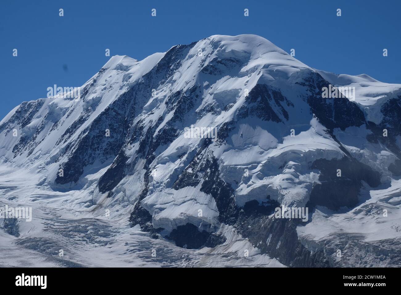 La suggestiva parete nord ghiacciata del Lyskamm di 4533 m nella catena del Monte Rosa, alpi svizzere vicino a Zermatt Foto Stock