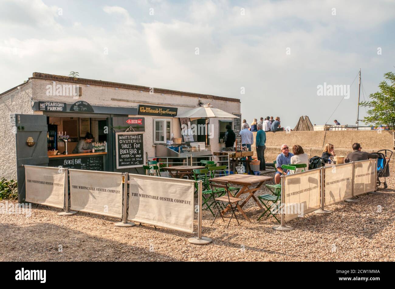 Ostriche e bevande in vendita presso la Whitstable Oyster Company bar sulla spiaggia Foto Stock