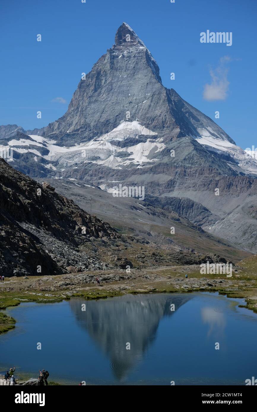 La splendida vetta del Cervino vicino a Zermatt, la Svizzera che si specchiano nelle acque del Riffelsee sul Gornergrat Foto Stock