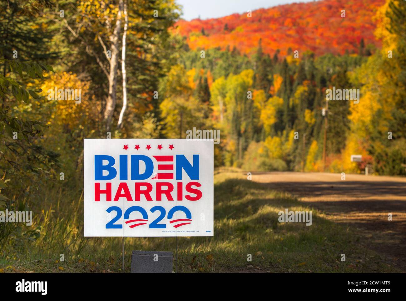 2020 segno presidenziale per i democratici Joe Biden e Kamala Harris con colori autunnali nel nord del Minnesota Foto Stock