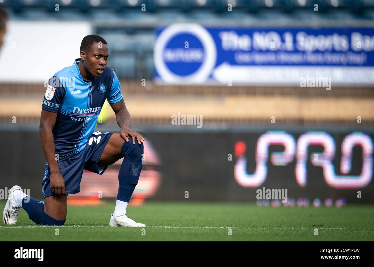 High Wycombe, Regno Unito. 26 Settembre 2020. Dennis Adeniran (in prestito da Everton) Di Wycombe Wanderers prende un ginocchio per il movimento della materia nera di vite durante la partita del campionato di Bet di Sky fra Wycombe Wanderers e Swansea City giocata dietro le porte chiuse a causa delle linee guida correnti del governo pandemico di COVID-19 in cui i sostenitori non possono partecipare ad Adams Park, High Wycombe, Inghilterra il 26 settembre 2020. Foto di Andy Rowland. Credit: Prime Media Images/Alamy Live News Foto Stock