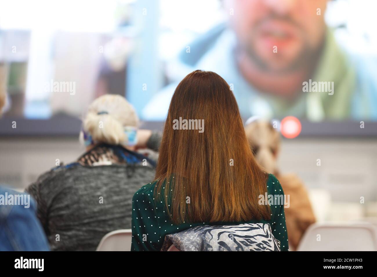 Donna d'affari e persone in ascolto sulla conferenza. L'immagine orizzontale Foto Stock