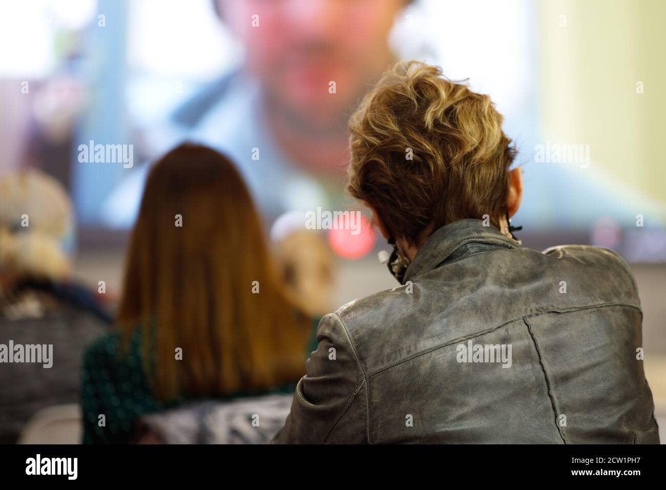 Donna d'affari e persone in ascolto sulla conferenza. L'immagine orizzontale Foto Stock