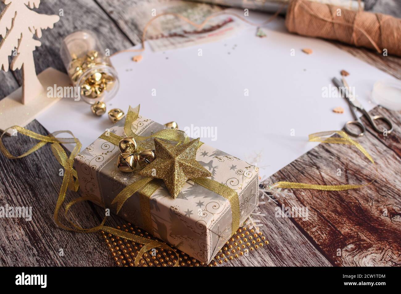 Layout di Natale con confezione regalo su sfondo di legno Foto Stock
