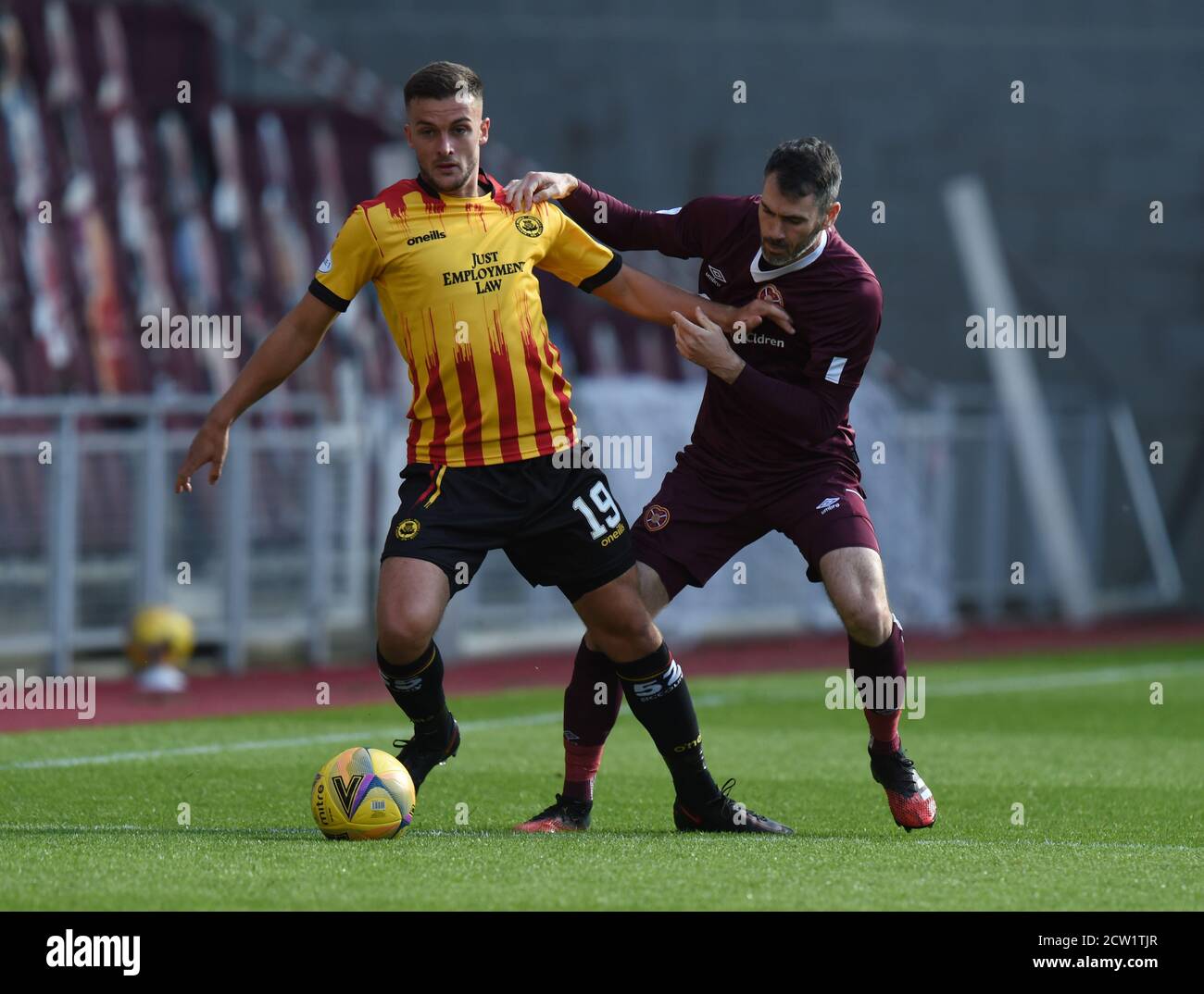 Tynecastle Park, Edimburgo, Scozia. UK .26th Sep 20. Hearts vs Patrick Thistle friendly Match . Hearts Michael Smith si imbriglia con Salim Kouider-Assa Partick Thistle. (19). Credit: eric mcowat/Alamy Live News Foto Stock