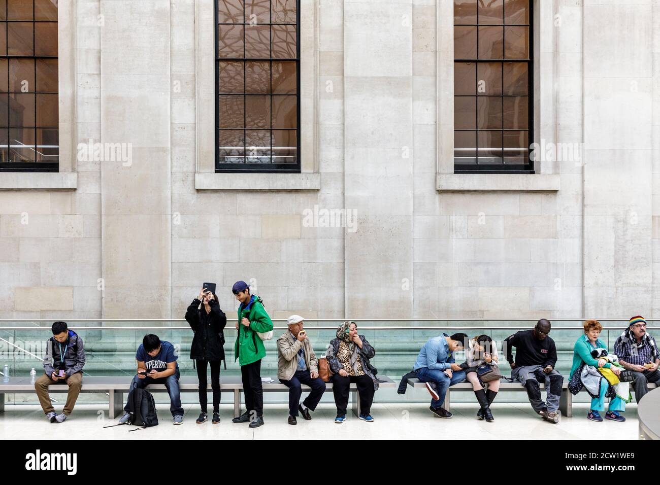 I visitatori del British Museum si rilassano al Great Court, Londra, Regno Unito. Foto Stock