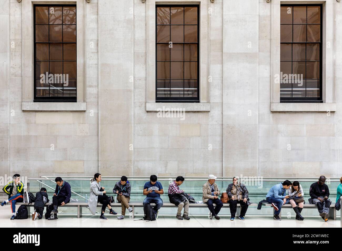 I visitatori del British Museum si rilassano al Great Court, Londra, Regno Unito. Foto Stock