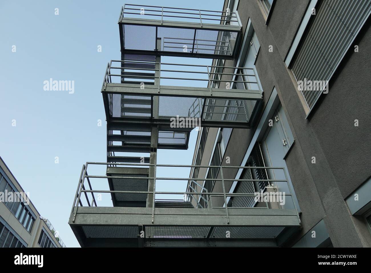 Scale esterne in metallo, percorso di fuga dal fuoco, attaccato all'esterno di un moderno edificio industriale e amministrativo in mattoni a Dietikon, Svizzera. Foto Stock
