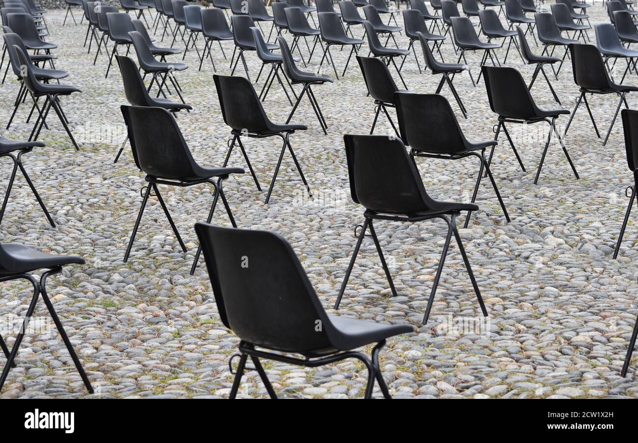 Sedie disposte in modo ampio da ciascuna nel centro di Locarno in Svizzera per un evento all'aperto. Rispetta le regole per l'allontanamento sociale. Foto Stock