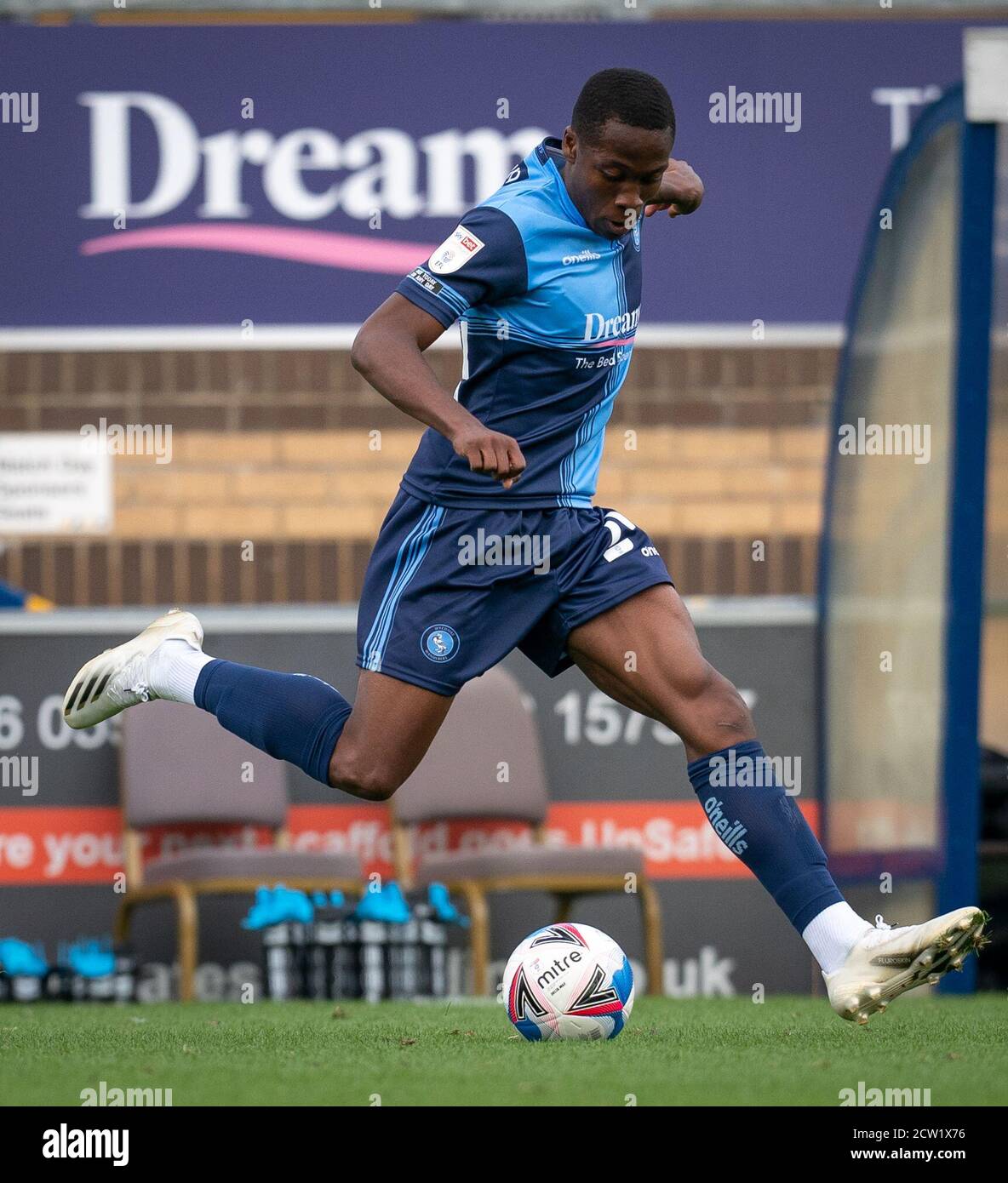 High Wycombe, Regno Unito. 26 Settembre 2020. Dennis Adeniran (in prestito da Everton) di Wycombe Wanderers durante la partita del campionato Sky Bet tra Wycombe Wanderers e Swansea City ha giocato a porte chiuse a causa delle linee guida del governo pandemiche COVID-19 in corso, in cui i tifosi non sono in grado di partecipare ad Adams Park, High Wycombe, Inghilterra, il 26 settembre 2020. Foto di Andy Rowland. Credit: Prime Media Images/Alamy Live News Foto Stock