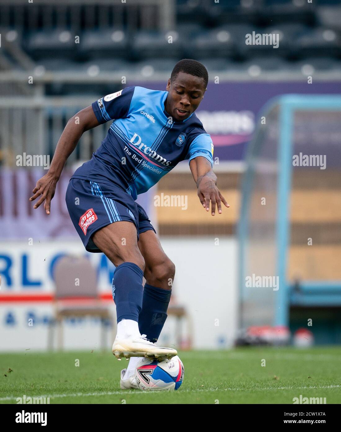 High Wycombe, Regno Unito. 26 Settembre 2020. Dennis Adeniran (in prestito da Everton) di Wycombe Wanderers durante la partita del campionato Sky Bet tra Wycombe Wanderers e Swansea City ha giocato a porte chiuse a causa delle linee guida del governo pandemiche COVID-19 in corso, in cui i tifosi non sono in grado di partecipare ad Adams Park, High Wycombe, Inghilterra, il 26 settembre 2020. Foto di Andy Rowland. Credit: Prime Media Images/Alamy Live News Foto Stock