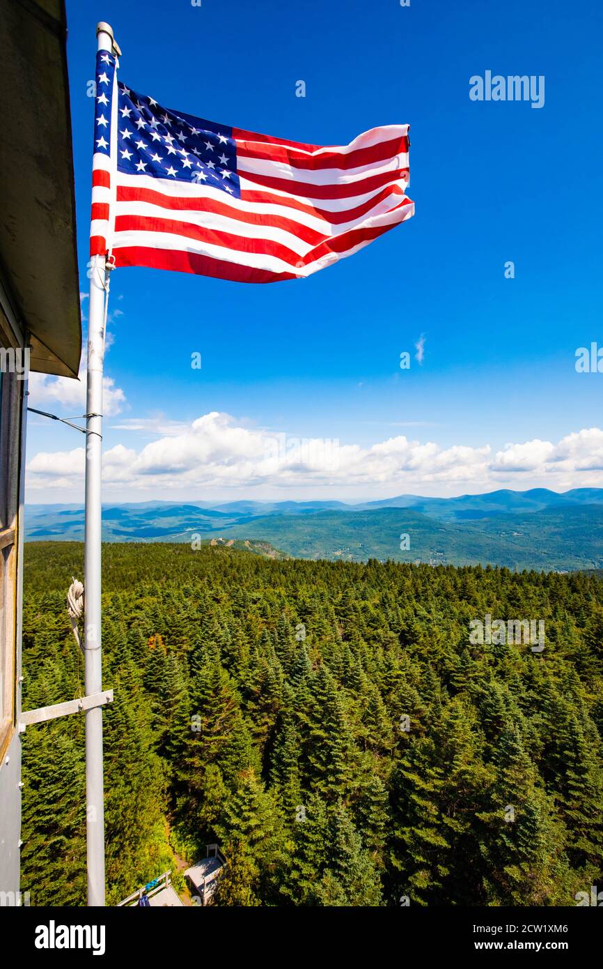 Bandiera degli Stati Uniti in cima al simbolo della montagna del Parco Nazionale di libertà giorno d'estate Foto Stock