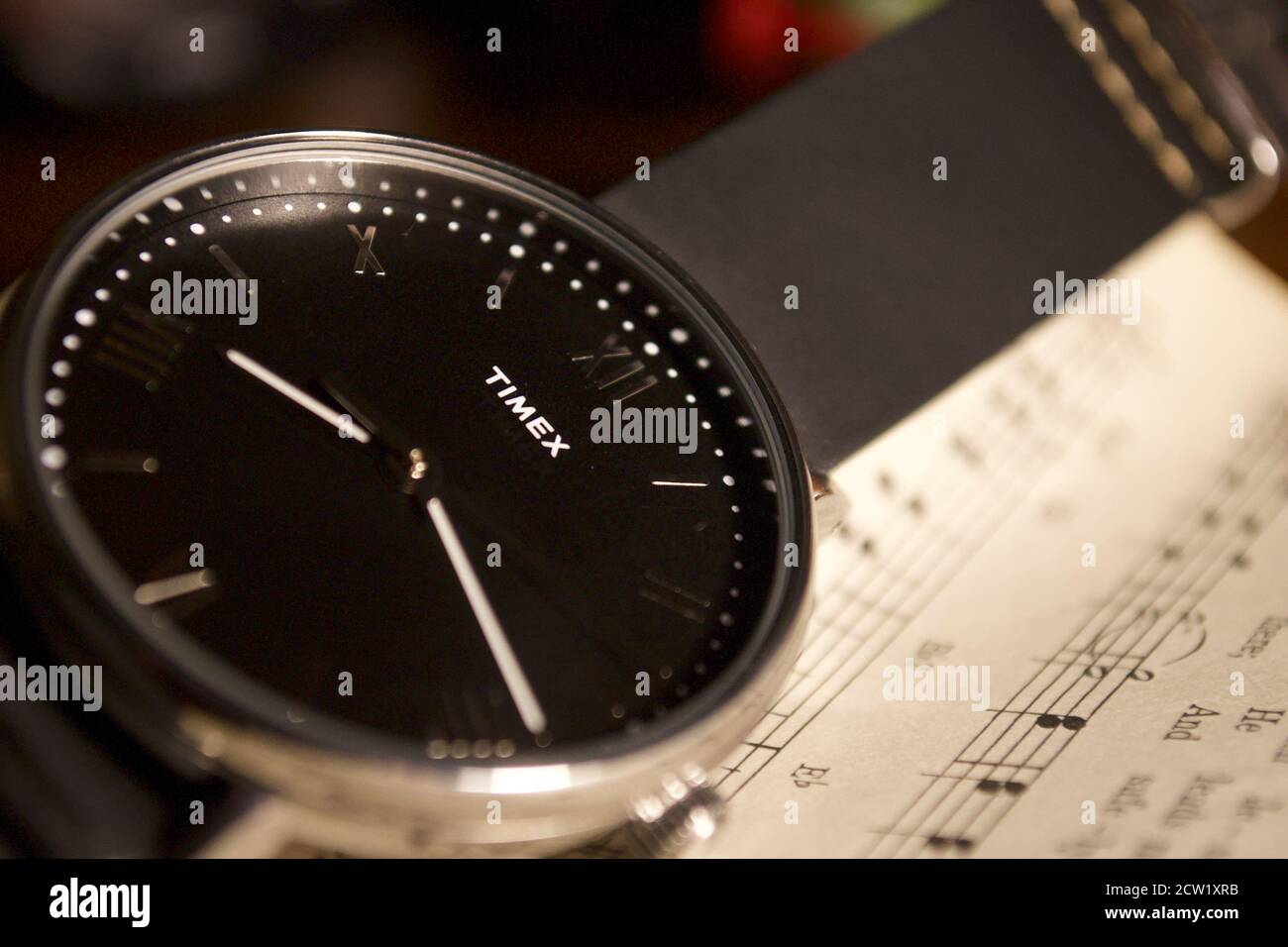 Orologio da polso analogico Timex con musica da spartiti. Cinturino in  pelle nera con numeri romani in argento Foto stock - Alamy