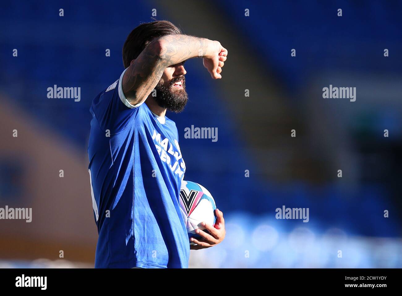 Cardiff, Regno Unito. 26 Settembre 2020. Marlon Pack della città di Cardiff scudi gli occhi dal sole mentre si prepara a fare un lancio. EFL Skybet Championship, Cardiff City v Reading al Cardiff City Stadium di Cardiff, Galles, sabato 26 settembre 2020. Questa immagine può essere utilizzata solo per scopi editoriali. Solo per uso editoriale, è richiesta una licenza per uso commerciale. Nessun utilizzo nelle scommesse, nei giochi o nelle pubblicazioni di un singolo club/campionato/giocatore. pic di Andrew Orchard/Andrew Orchard sports photography/Alamy Live news Credit: Andrew Orchard sports photography/Alamy Live News Foto Stock