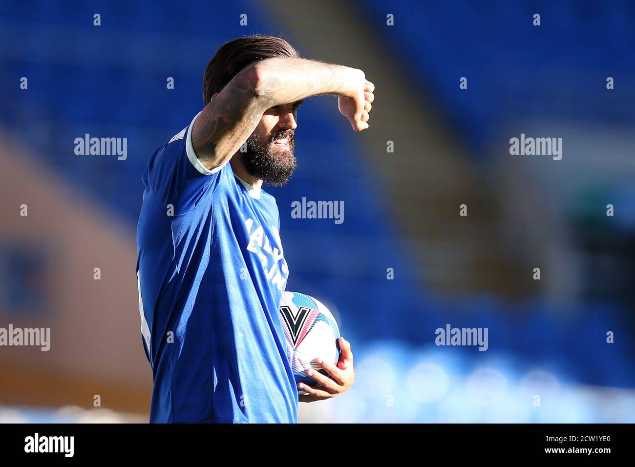 Cardiff, Regno Unito. 26 Settembre 2020. Marlon Pack della città di Cardiff scudi gli occhi dal sole mentre si prepara a fare un lancio. EFL Skybet Championship, Cardiff City v Reading al Cardiff City Stadium di Cardiff, Galles, sabato 26 settembre 2020. Questa immagine può essere utilizzata solo per scopi editoriali. Solo per uso editoriale, è richiesta una licenza per uso commerciale. Nessun utilizzo nelle scommesse, nei giochi o nelle pubblicazioni di un singolo club/campionato/giocatore. pic di Andrew Orchard/Andrew Orchard sports photography/Alamy Live news Credit: Andrew Orchard sports photography/Alamy Live News Foto Stock