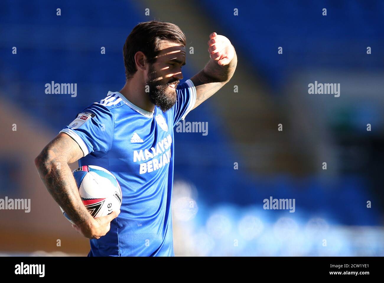 Cardiff, Regno Unito. 26 Settembre 2020. Marlon Pack della città di Cardiff scudi gli occhi dal sole mentre si prepara a fare un lancio. EFL Skybet Championship, Cardiff City v Reading al Cardiff City Stadium di Cardiff, Galles, sabato 26 settembre 2020. Questa immagine può essere utilizzata solo per scopi editoriali. Solo per uso editoriale, è richiesta una licenza per uso commerciale. Nessun utilizzo nelle scommesse, nei giochi o nelle pubblicazioni di un singolo club/campionato/giocatore. pic di Andrew Orchard/Andrew Orchard sports photography/Alamy Live news Credit: Andrew Orchard sports photography/Alamy Live News Foto Stock