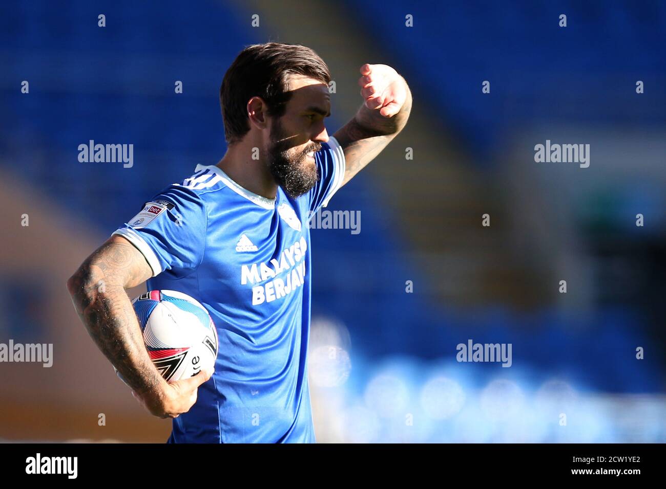 Cardiff, Regno Unito. 26 Settembre 2020. Marlon Pack della città di Cardiff scudi gli occhi dal sole mentre si prepara a fare un lancio. EFL Skybet Championship, Cardiff City v Reading al Cardiff City Stadium di Cardiff, Galles, sabato 26 settembre 2020. Questa immagine può essere utilizzata solo per scopi editoriali. Solo per uso editoriale, è richiesta una licenza per uso commerciale. Nessun utilizzo nelle scommesse, nei giochi o nelle pubblicazioni di un singolo club/campionato/giocatore. pic di Andrew Orchard/Andrew Orchard sports photography/Alamy Live news Credit: Andrew Orchard sports photography/Alamy Live News Foto Stock