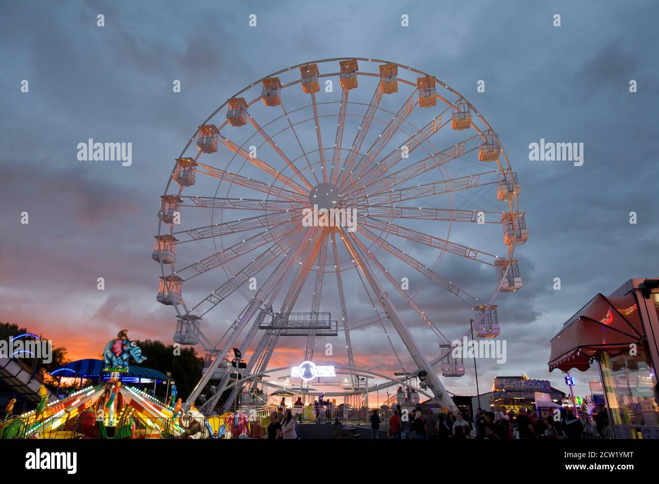 Una ruota panoramica grande al tramonto. Parchi di divertimento, fiere funebri, giostre, crepuscolo, notte, amanti del brivido, giorni fuori, staycation, mare, vacanze, TIR Prince Foto Stock
