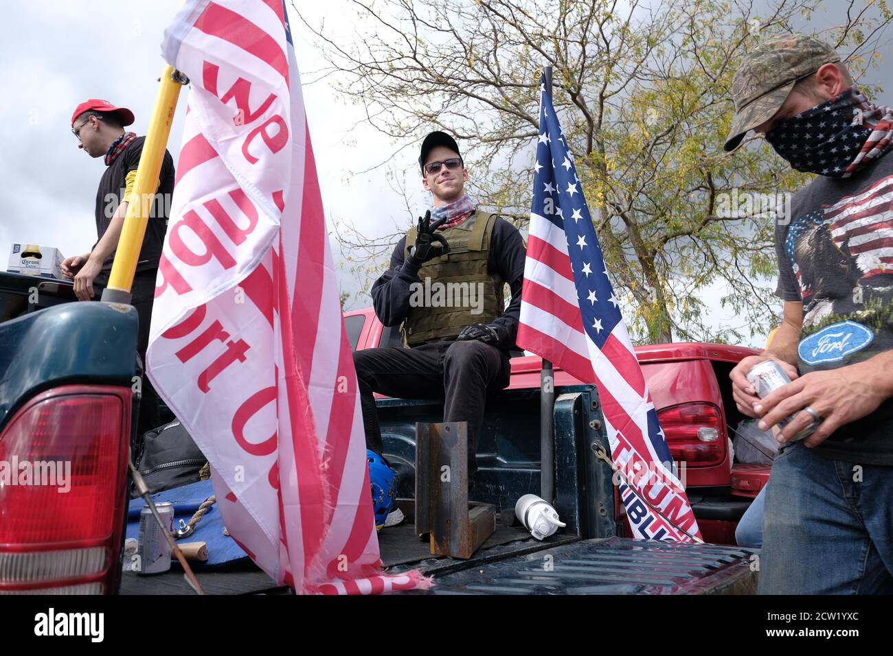 Portland, Stati Uniti. 26 Settembre 2020. I Proud Boys bevono birre e preparano attrezzature di autodifesa mentre si riuniscono a Portland, Ore., a Delta Park il 26 settembre 2020, a sostegno dello sparatutto di Kenosha Kyle Rittenhouse e Aaron 'Jay' Danielson, che è stato ucciso da un difensore antifascista durante le proteste in corso Black Lives Matter in città. (Foto di Alex Milan Tracy/Sipa USA) Credit: Sipa USA/Alamy Live News Foto Stock