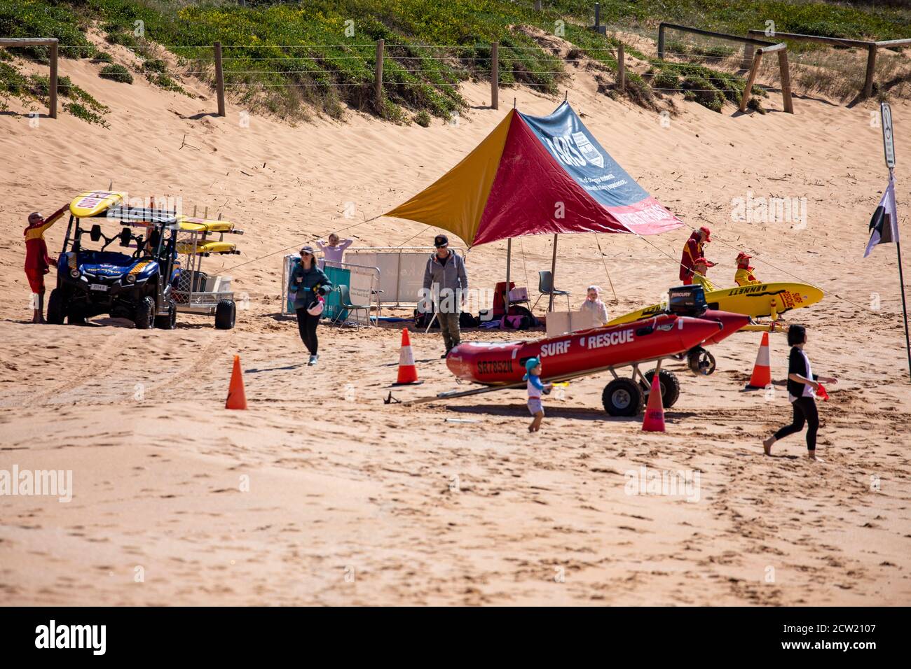 Team australiano volontario di soccorso sulla spiaggia di Avalon Beach A Sydney, NSW, Australia Foto Stock