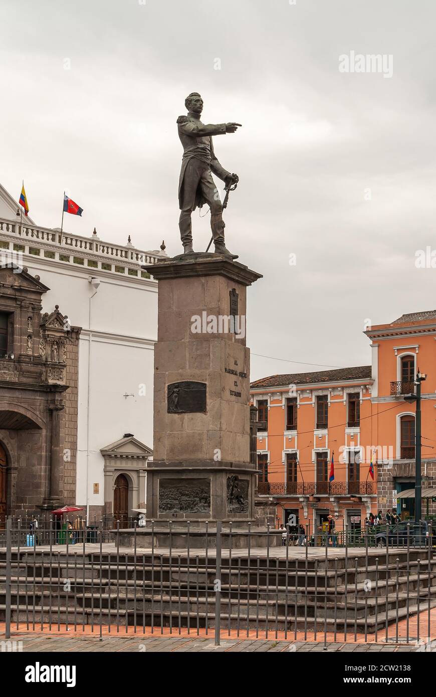 Quito, Ecuador - 2 dicembre 2008: Centro storico. Plaza Santo Domingo. Statua di Jose de Sucre sul piedistallo di fronte alla cattedrale. Persone sulla piazza Foto Stock