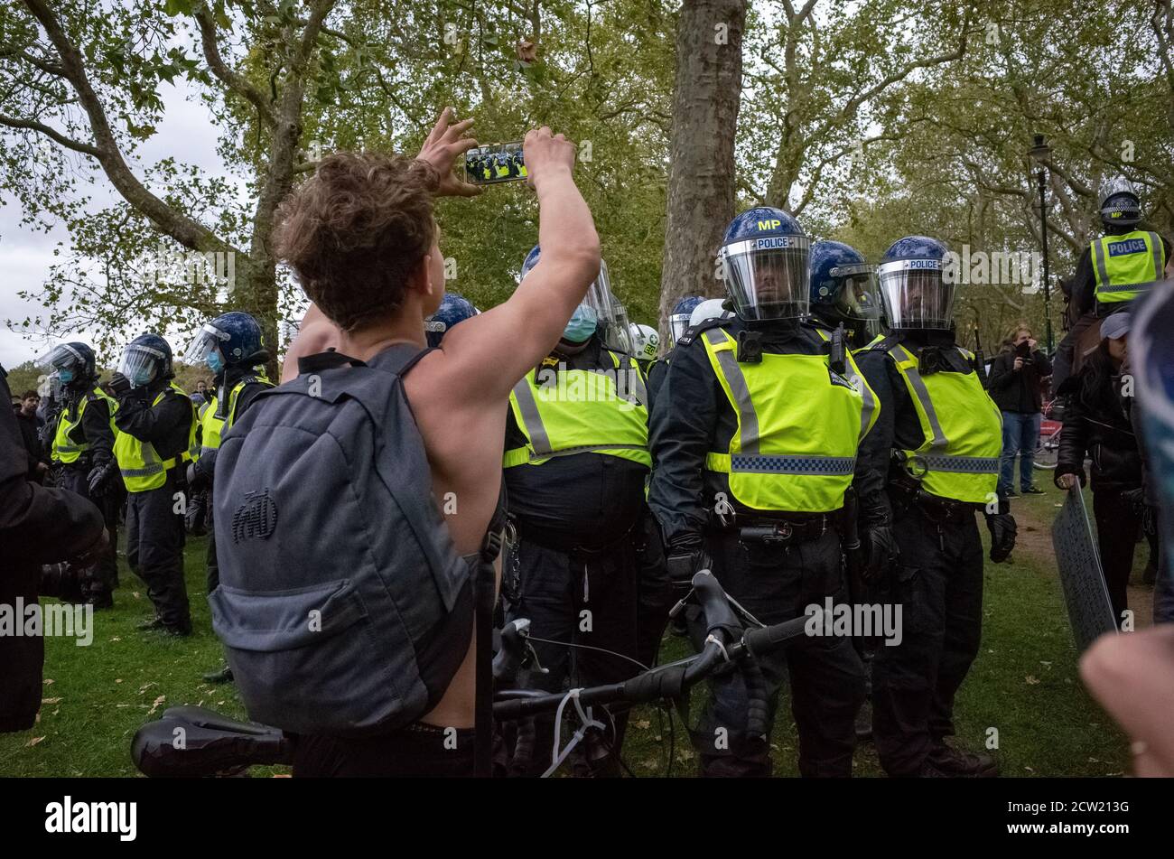 Londra, Regno Unito. 26 Settembre 2020. La protesta anti-blocco in Trafalgar Square è chiusa dalla polizia dopo che la folla ha ignorato le regole di allontanamento sociale. Thous Foto Stock