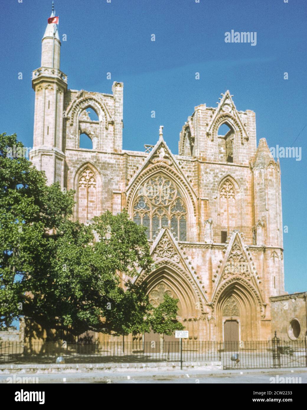 Famagosta, Cipro. Moschea Lala Mustafa Pasha, ex Cattedrale di San Nicola , prima della conquista ottomana. Fotografato maggio 1968. Foto Stock