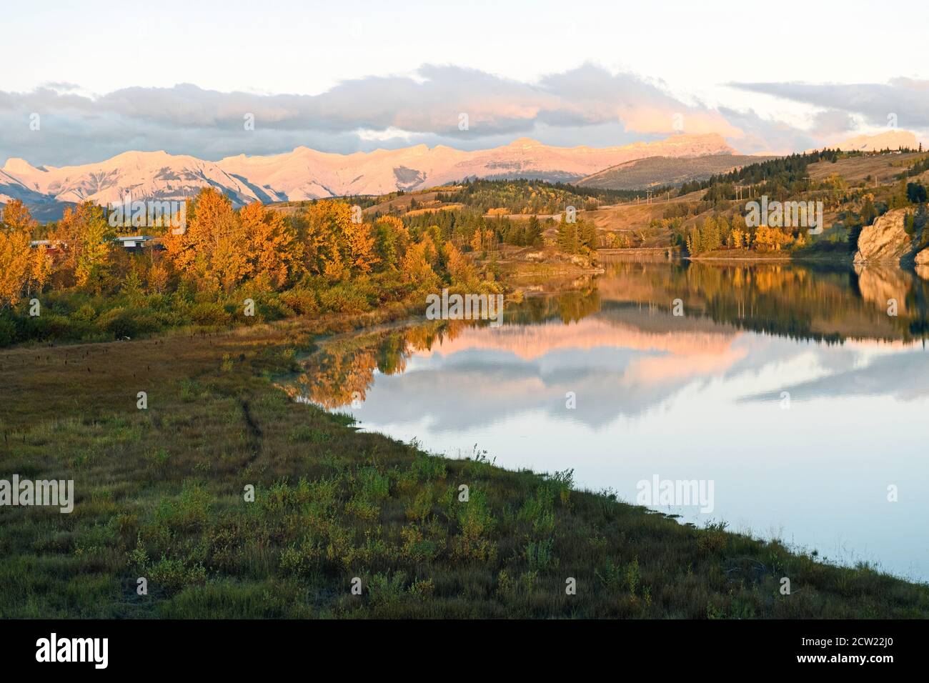 La città delle nazioni di Stoney (Nakoda) di Morley Alberta all'alba Con il fiume Bow che scorre attraverso di esso Foto Stock