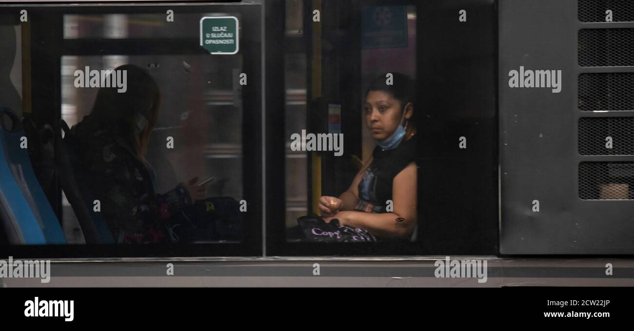 Belgrado, Serbia - 25 settembre 2020: Donna seduta e in sella a una finestra di un autobus in movimento, dall'esterno Foto Stock