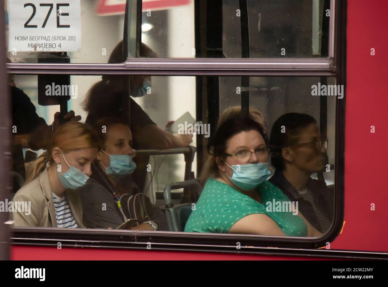 Belgrado, Serbia - 25 settembre 2020: Le donne che si siedono e cavalcano sui sedili delle finestre di un autobus in movimento, dall'esterno Foto Stock