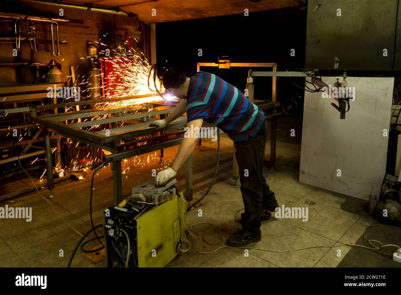 Operatore di taglio di lamiere al plasma su un rack Foto Stock